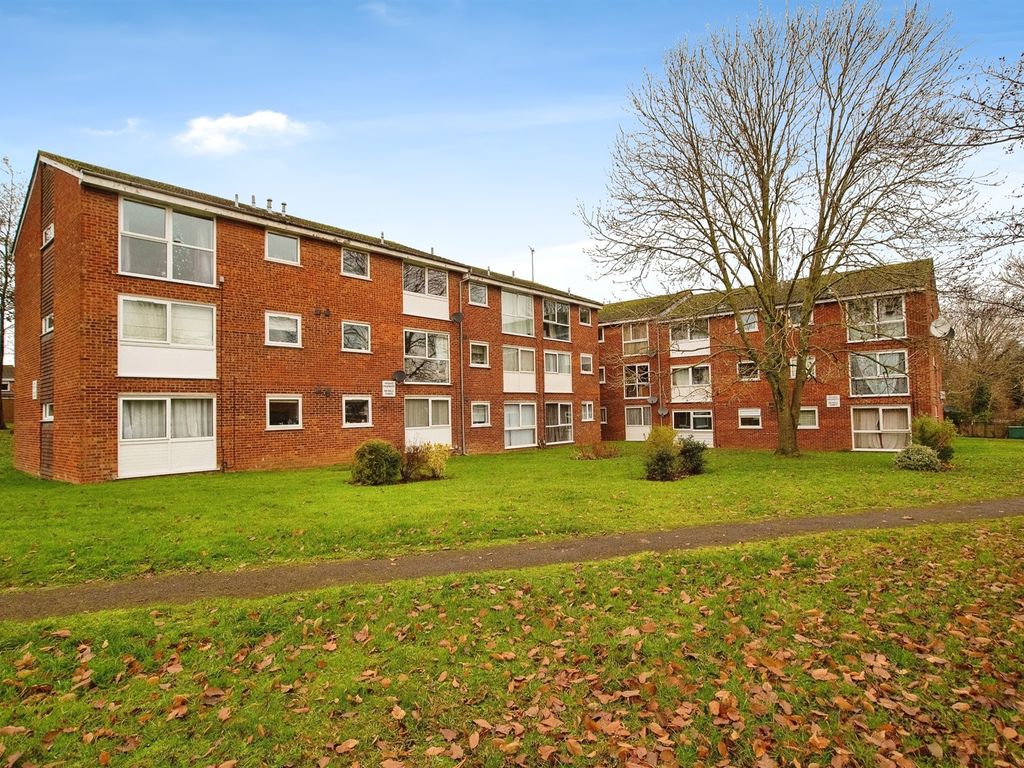 2 bed flat for sale in Roydon Court, Hemel Hempstead HP2, £179,000 Zoopla