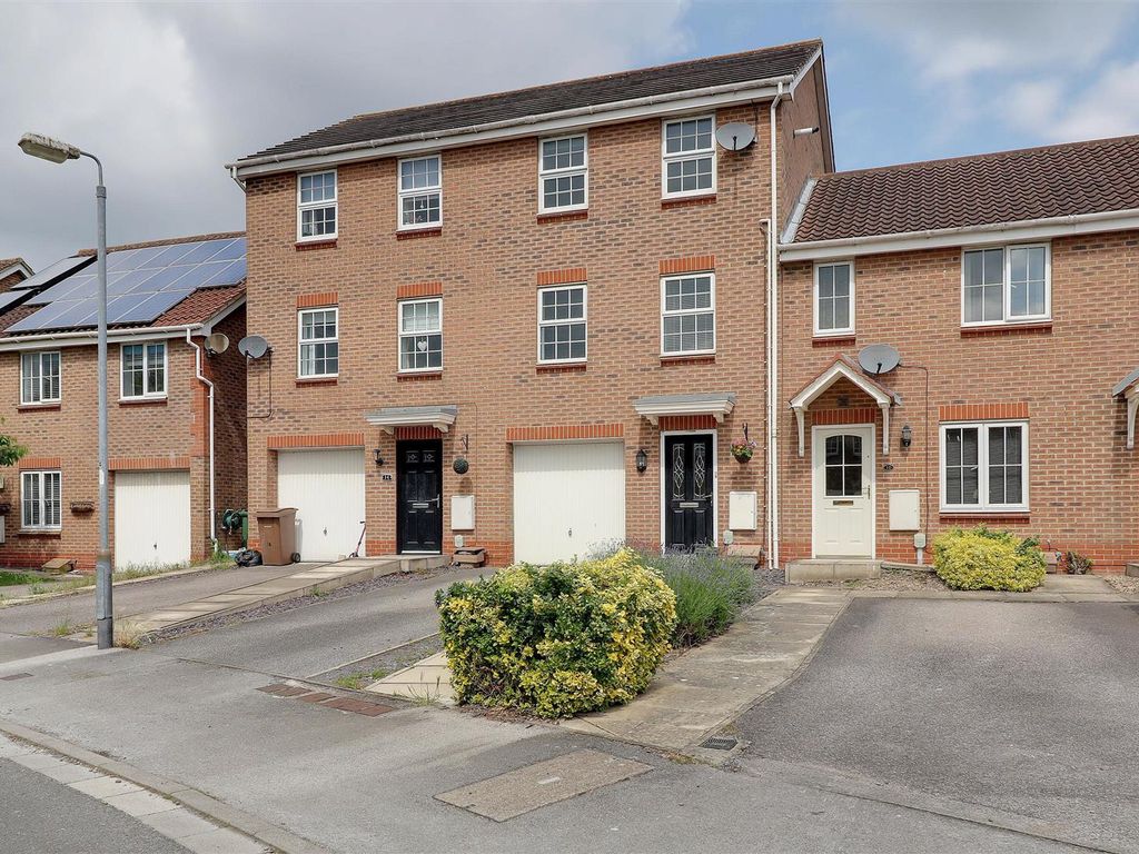 3 bed town house for sale in Swale Road, Brough HU15, £210,000 Zoopla