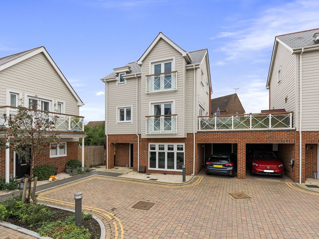 3 bed linkdetached house for sale in Chapman Close, Snodland ME6, £