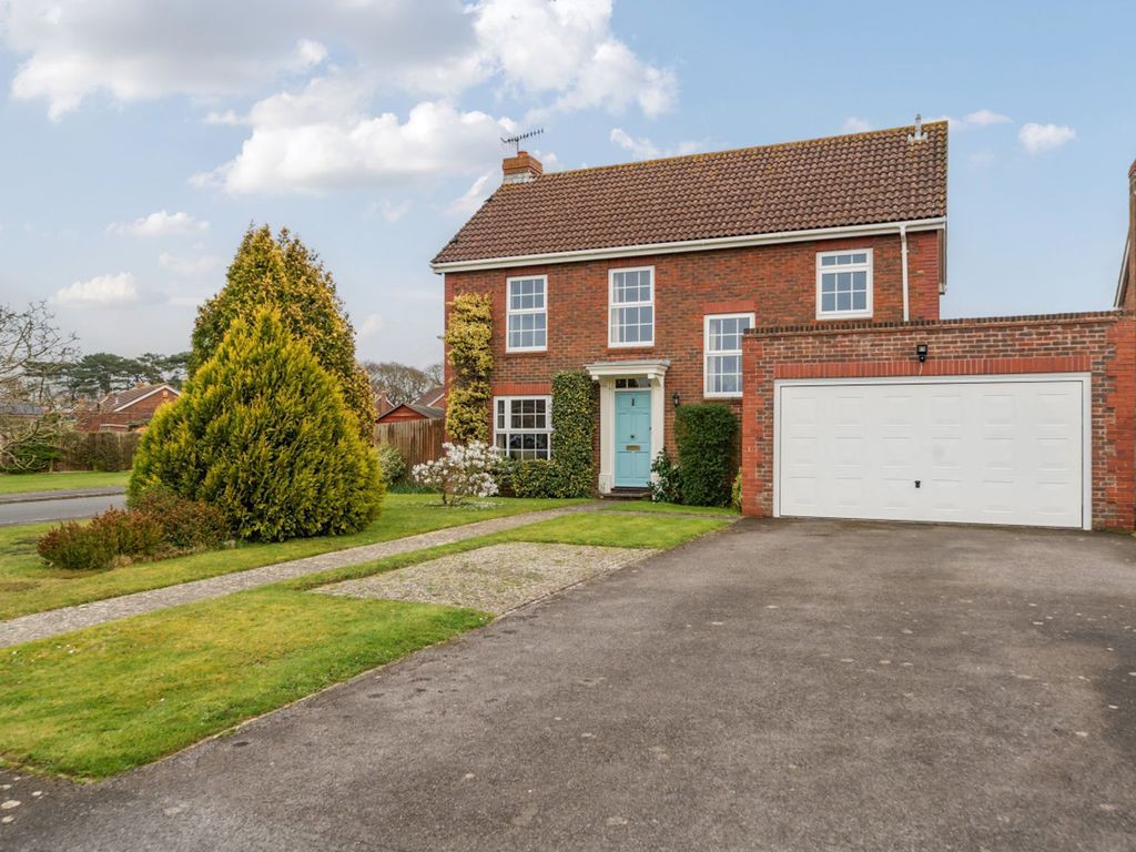 4 bed detached house for sale in Seacourt Close, Aldwick PO21, £700,000