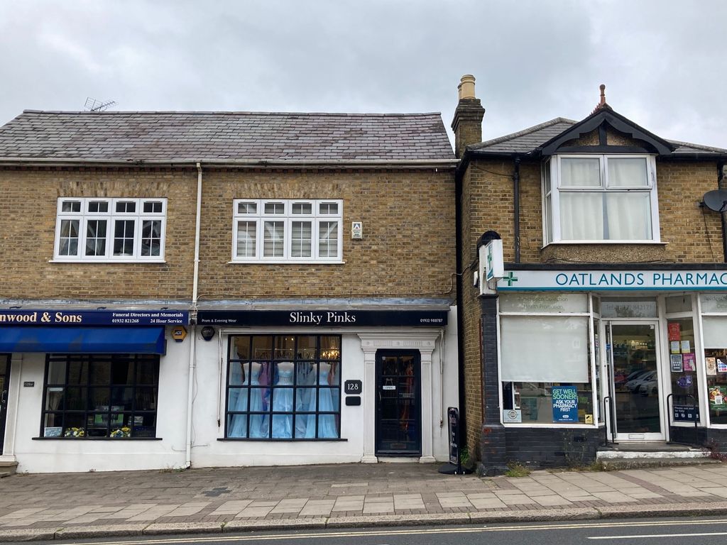 Retail premises to let in Oatlands Drive, Weybridge KT13, £16,680 pa