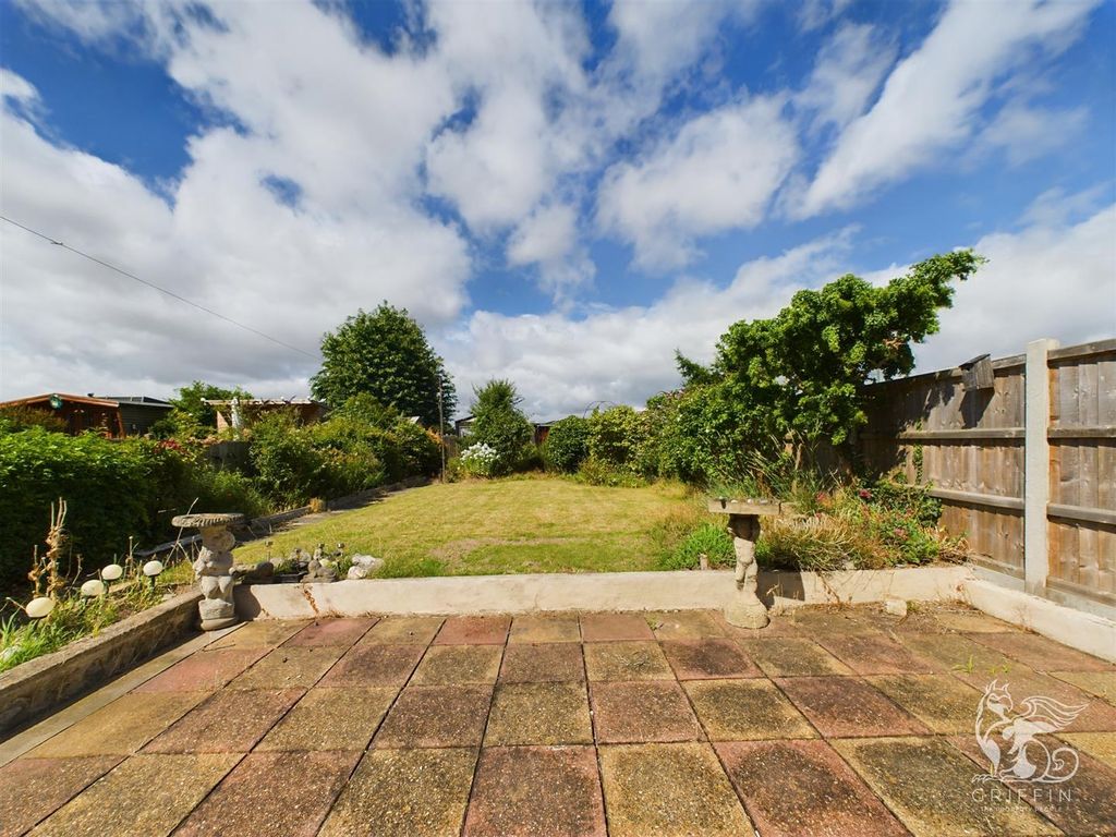 3 bed semidetached house for sale in Lytton Road, Chadwell St Mary