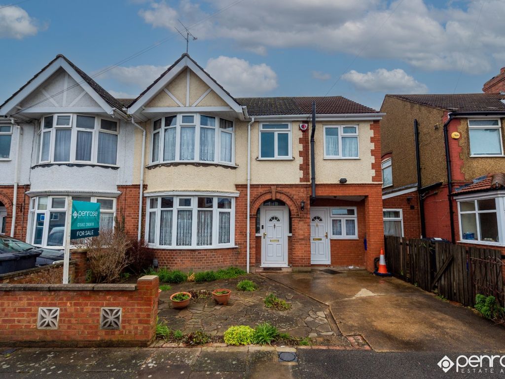 5 bed semidetached house for sale in The Meads, Luton, Bedfordshire