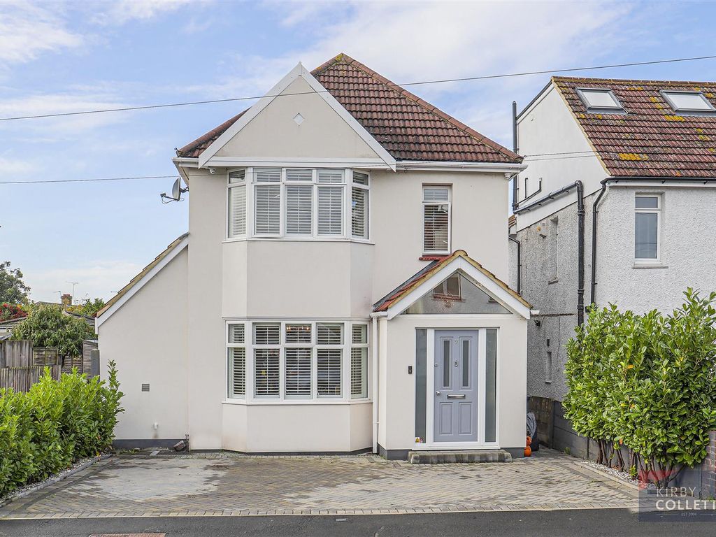 3 bed detached house for sale in Crossfield Road, Hoddesdon EN11, £