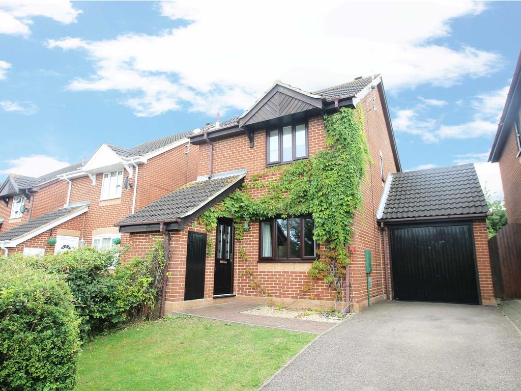 3 bed link detached house to rent in Crosby Court, Crownhill, Milton