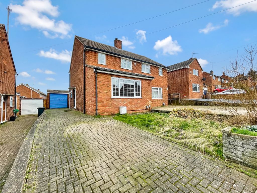 2 bed semidetached house for sale in Grampian Way, Luton, Bedfordshire