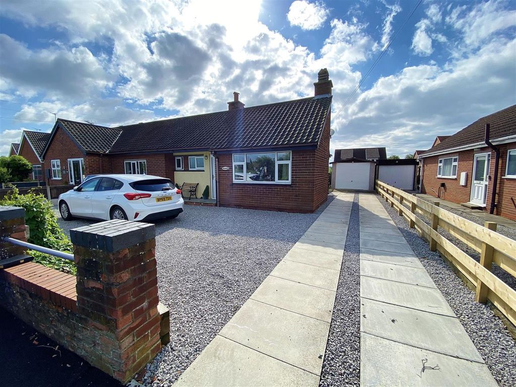 2 bed semidetached bungalow to rent in High Street, East Cowick, Goole