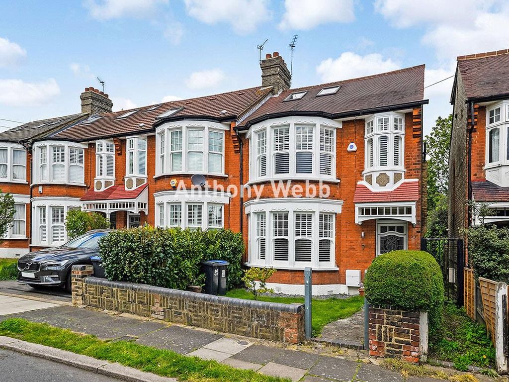 4 bed end terrace house for sale in Crestbrook Avenue, Palmers Green