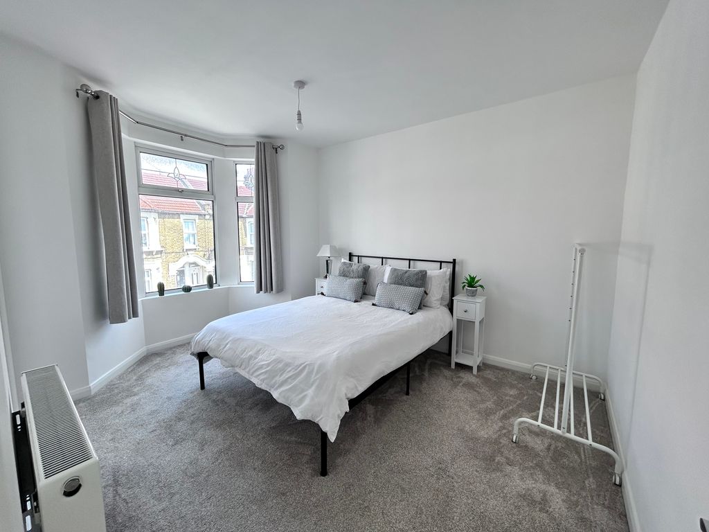 Room to rent in Kildare Road, London E16, £950 pcm Zoopla
