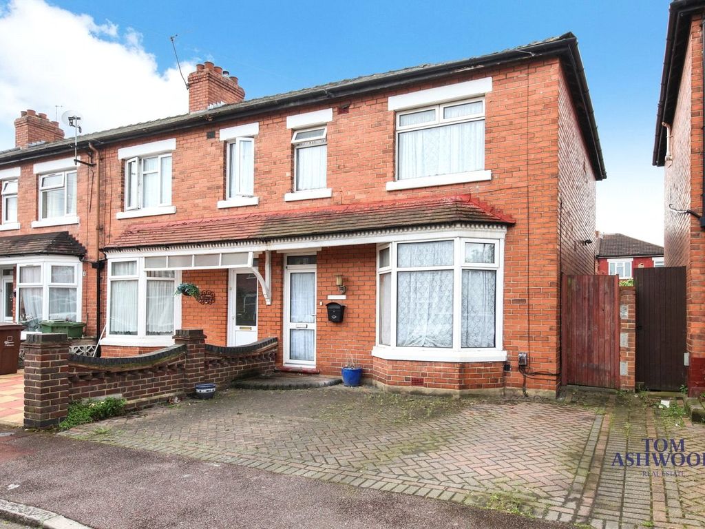 3 bed end terrace house for sale in Kendal Avenue, Barking IG11, £