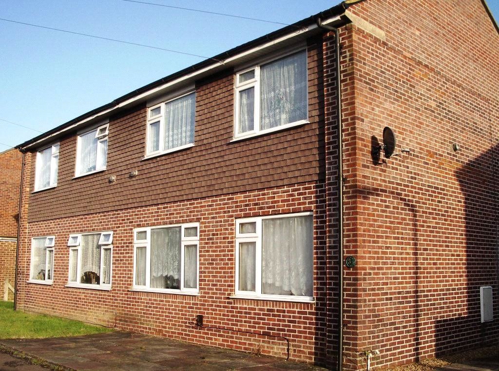 1 bed flat to rent in Heights Approach, Upton, Poole, Dorset BH16, £950