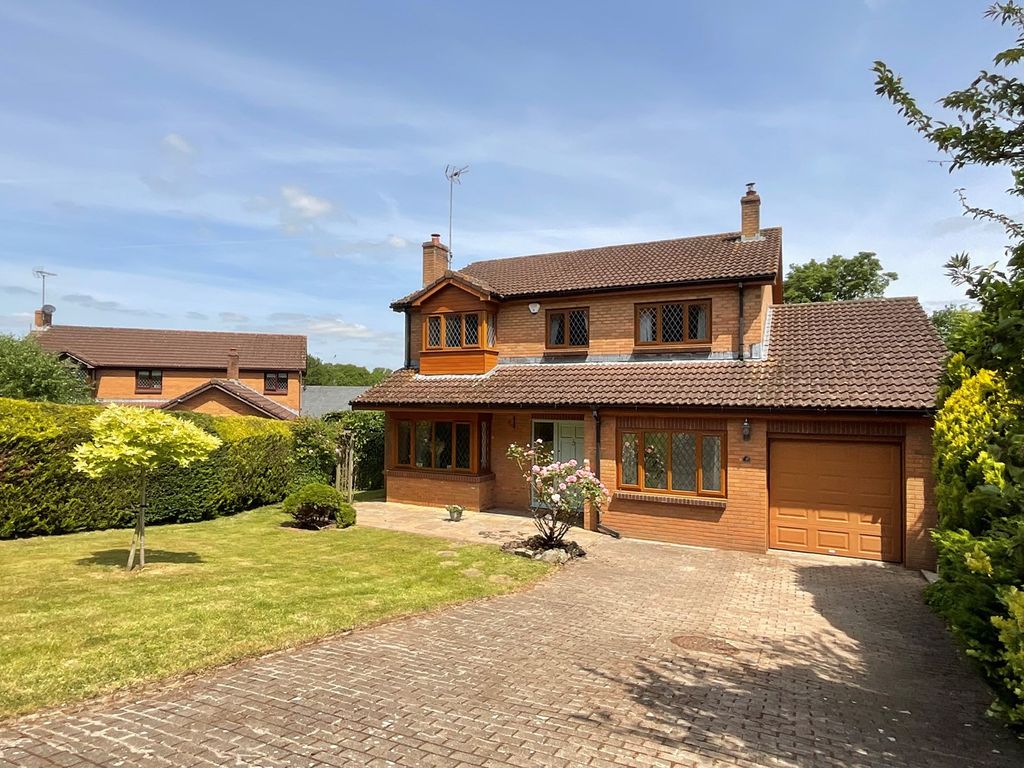 4 bed detached house for sale in Barnfield Close, Llangybi, Usk NP15, £