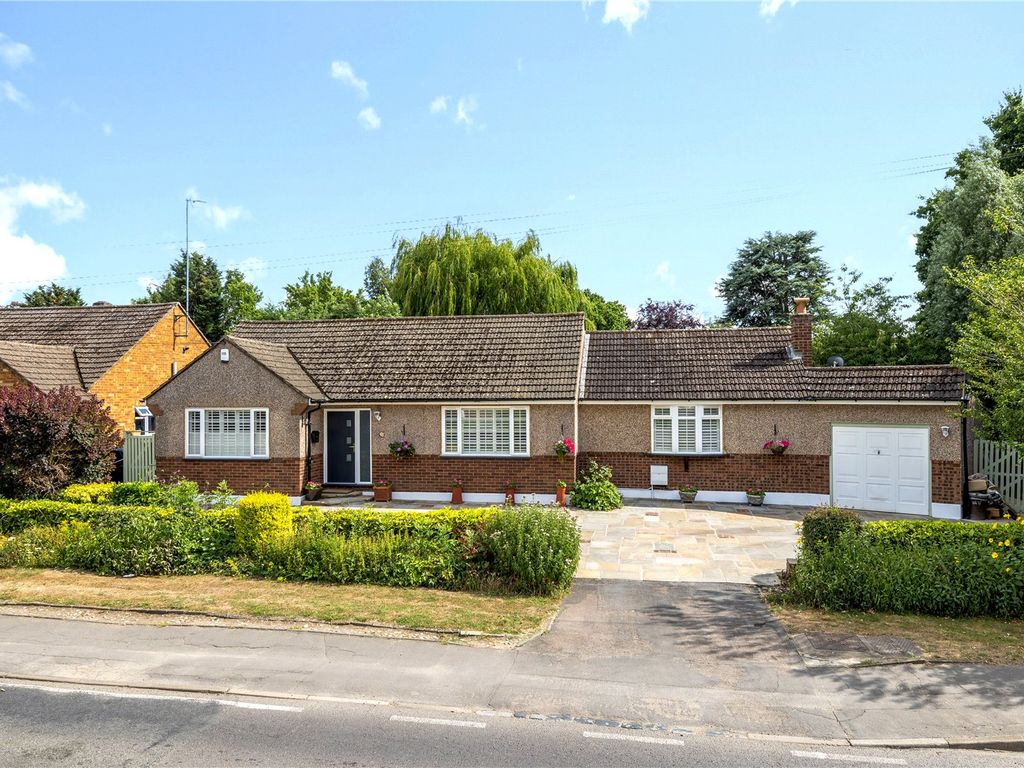 2 bed bungalow for sale in Middle Street, Nazeing, Waltham Abbey EN9