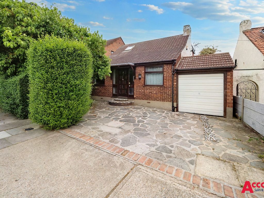 4 bed detached house for sale in Avelon Road, Romford RM5, £450,000