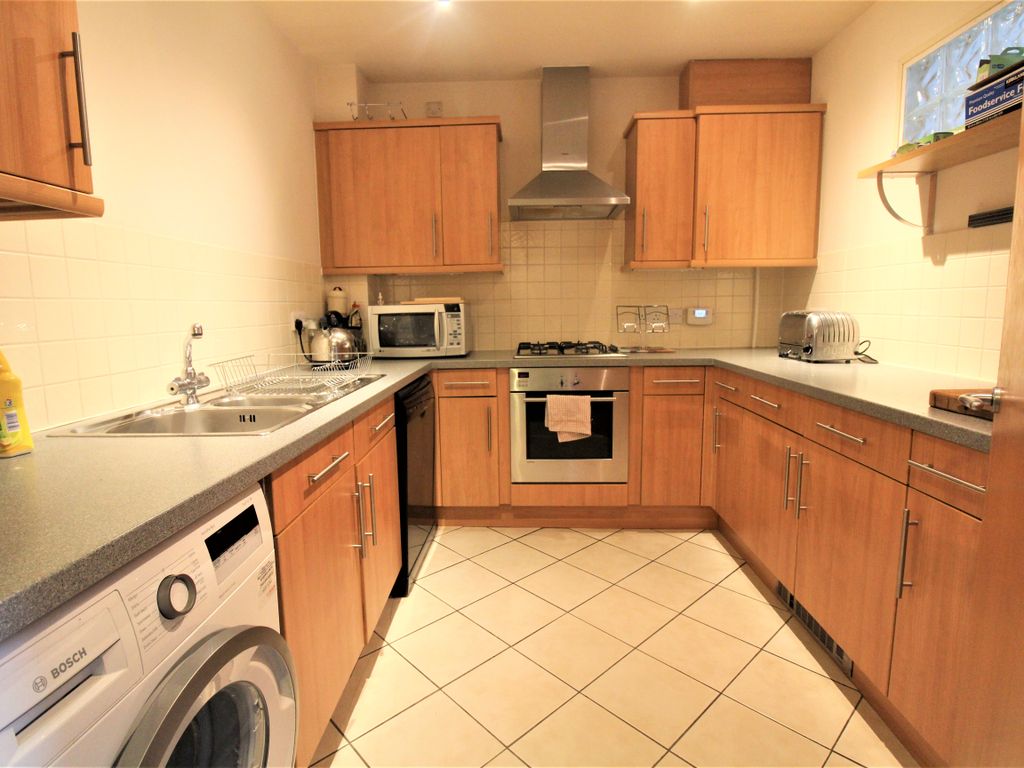 2 bed flat to rent in Pasters Court, Trinity Avenue, Bush Hill Park EN1