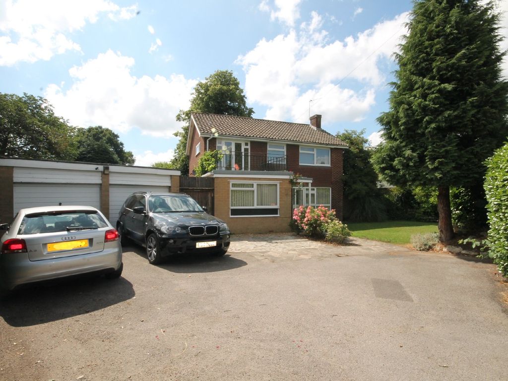 4 bed detached house to rent in Woodfield Lane, Ashtead KT21, £2,600