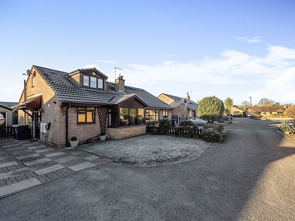 4 bed semidetached house for sale in Stonegate Close, Blaxton