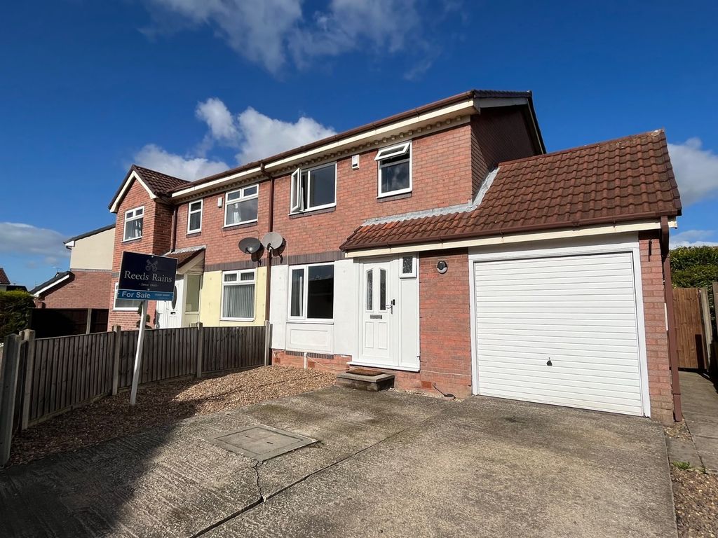 3 bed semidetached house for sale in Hunters Green, Dinnington