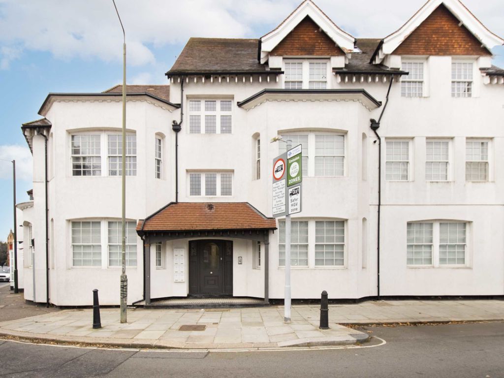 1 bed flat to rent in Park Gate Court, High Street, Hampton Hill