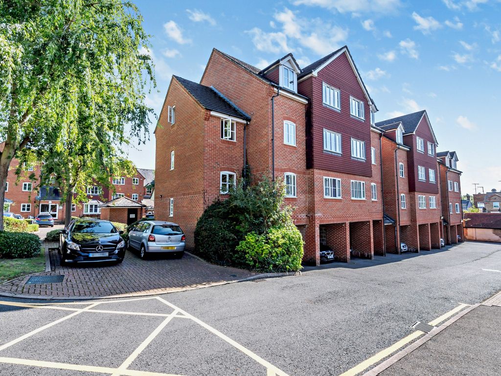 2 bed flat for sale in Mallard Court, Swan Close, Rickmansworth WD3, £