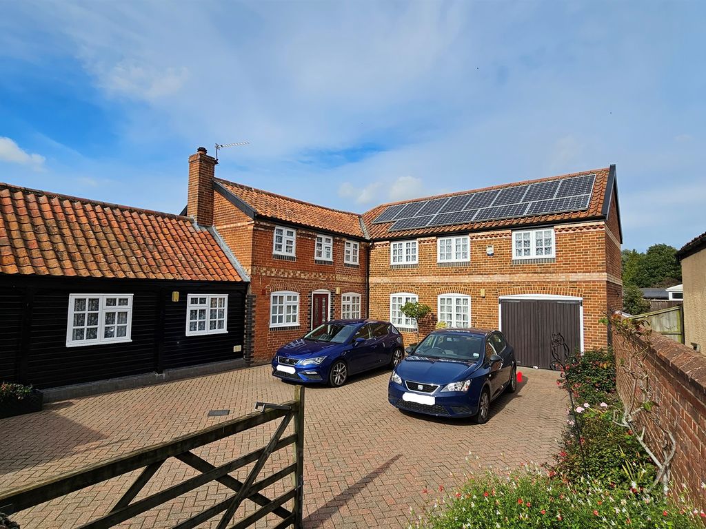 3 bed property for sale in White Hart Street, East Harling, Norwich