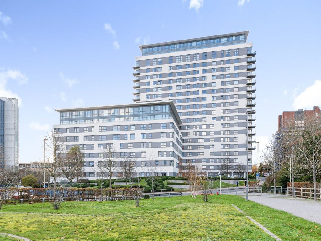 2 bed flat for sale in Skyline Plaza, Alencon Link, Basingstoke RG21