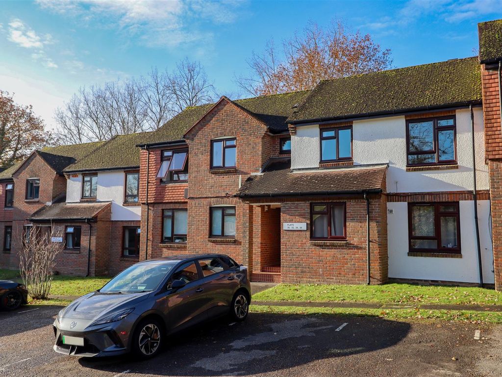 1 bed flat for sale in Gorringes Brook, Horsham RH12, £179,950 Zoopla