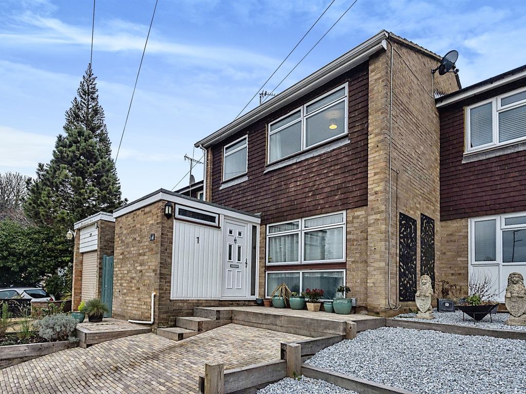 3 bed end terrace house for sale in Upton Close, Park Street, St