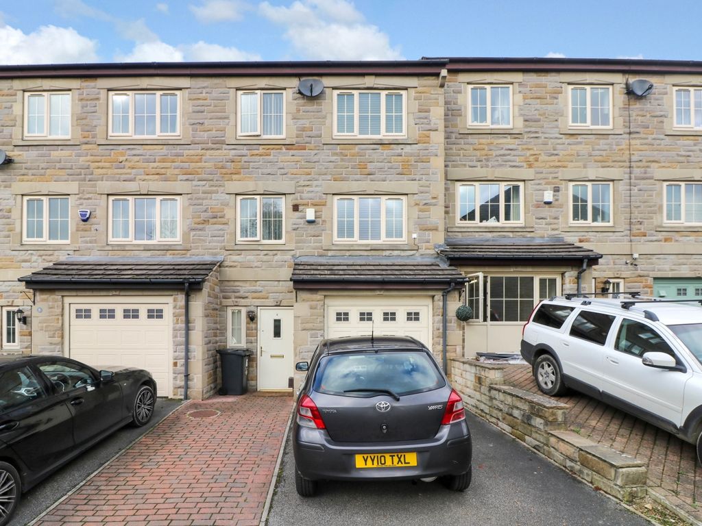 4 bed town house to rent in Nann Hall Glade, Cleckheaton, West