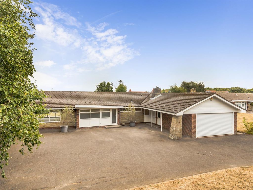 4 bed detached bungalow for sale in Barn Close, Dittons Road, Stone