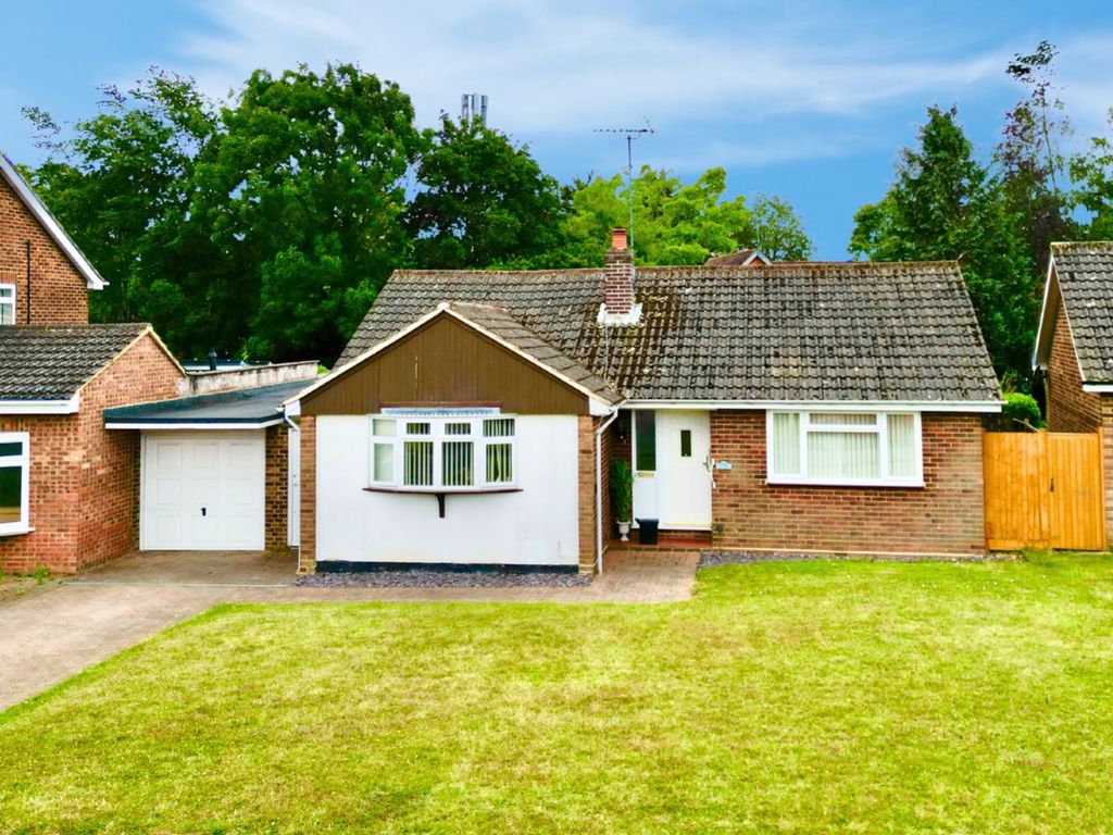 2 bed detached bungalow for sale in Lavenham Drive, Woodley, Reading