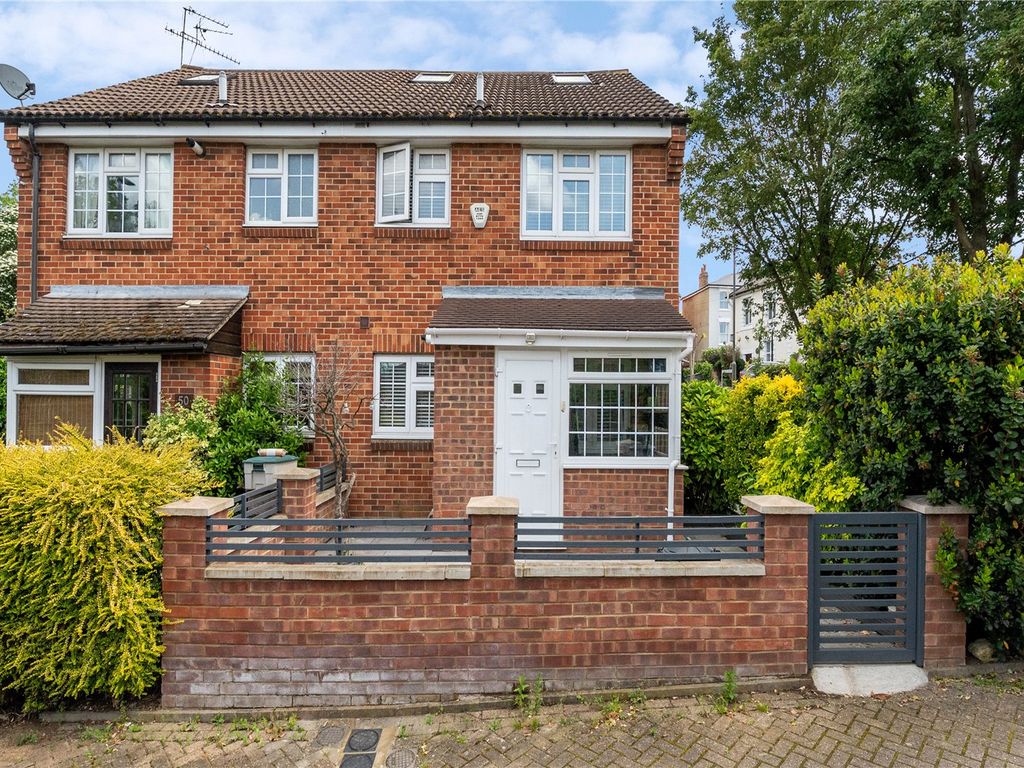 1 bed semidetached house for sale in St. Peter's Close, London SW17, £