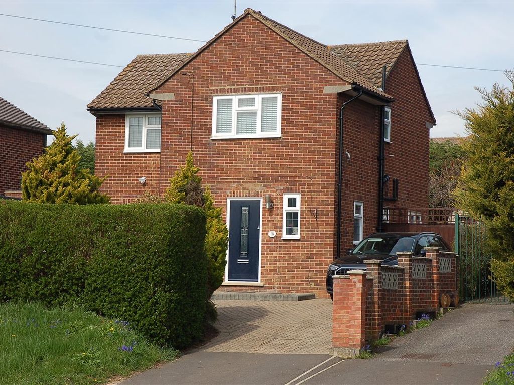 3 bed detached house for sale in Roxwell Road, Chelmsford CM1, £550,000