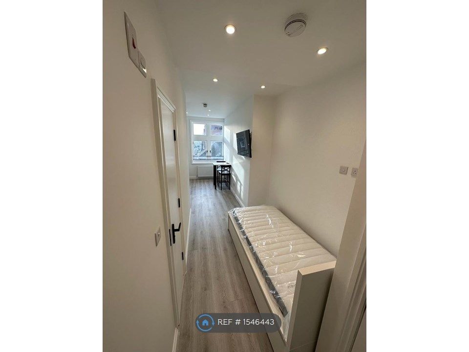 Studio to rent in Edgware Road, London W2, £2,000 pcm Zoopla