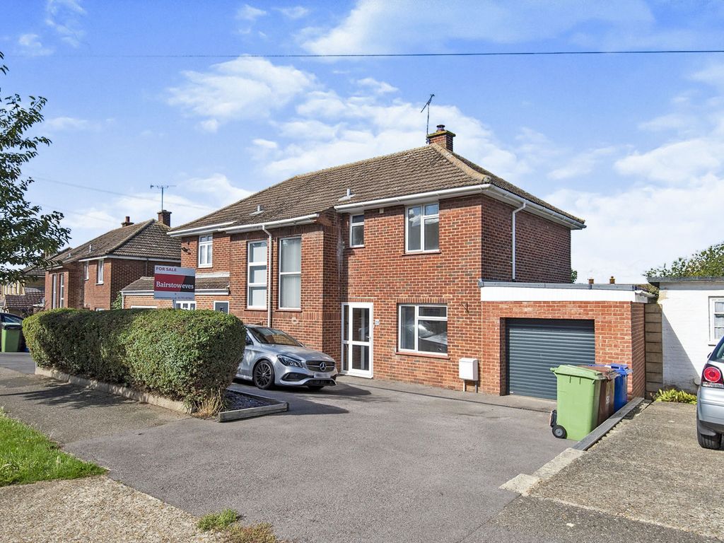 3 bed semidetached house for sale in Prince Charles Avenue