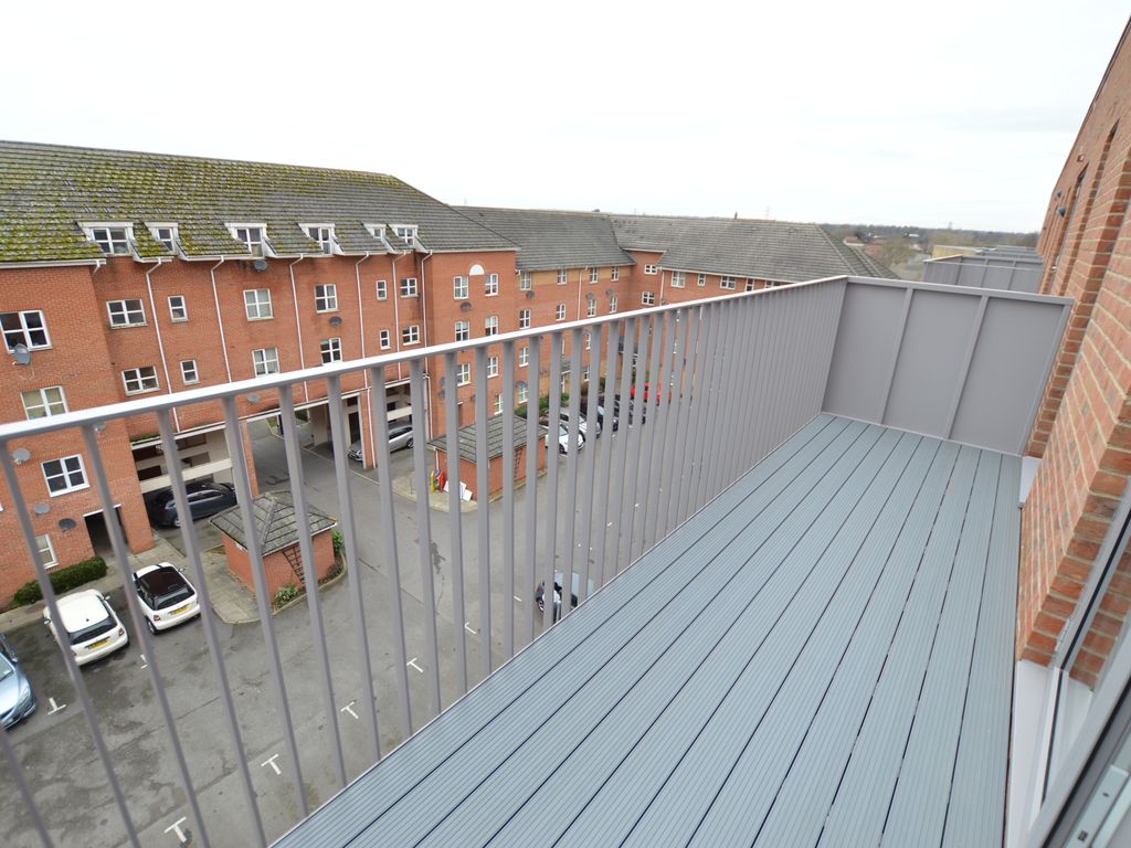 2 bed flat to rent in Petersfield Avenue, Slough SL2 Zoopla