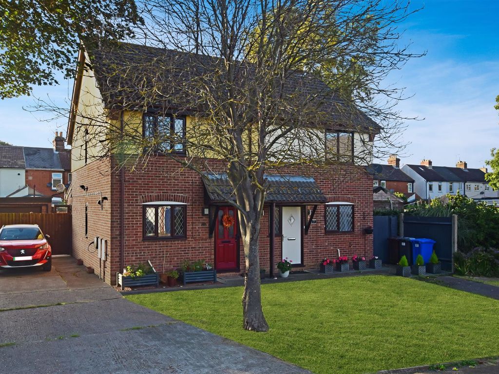 3 bed semidetached house for sale in Vincent Close, Ipswich IP1, £