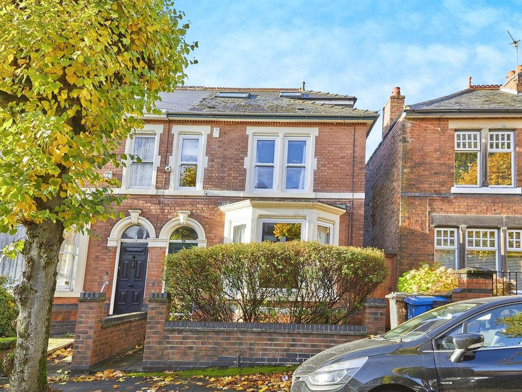 5 bed semidetached house for sale in Vicarage Avenue, New Normanton