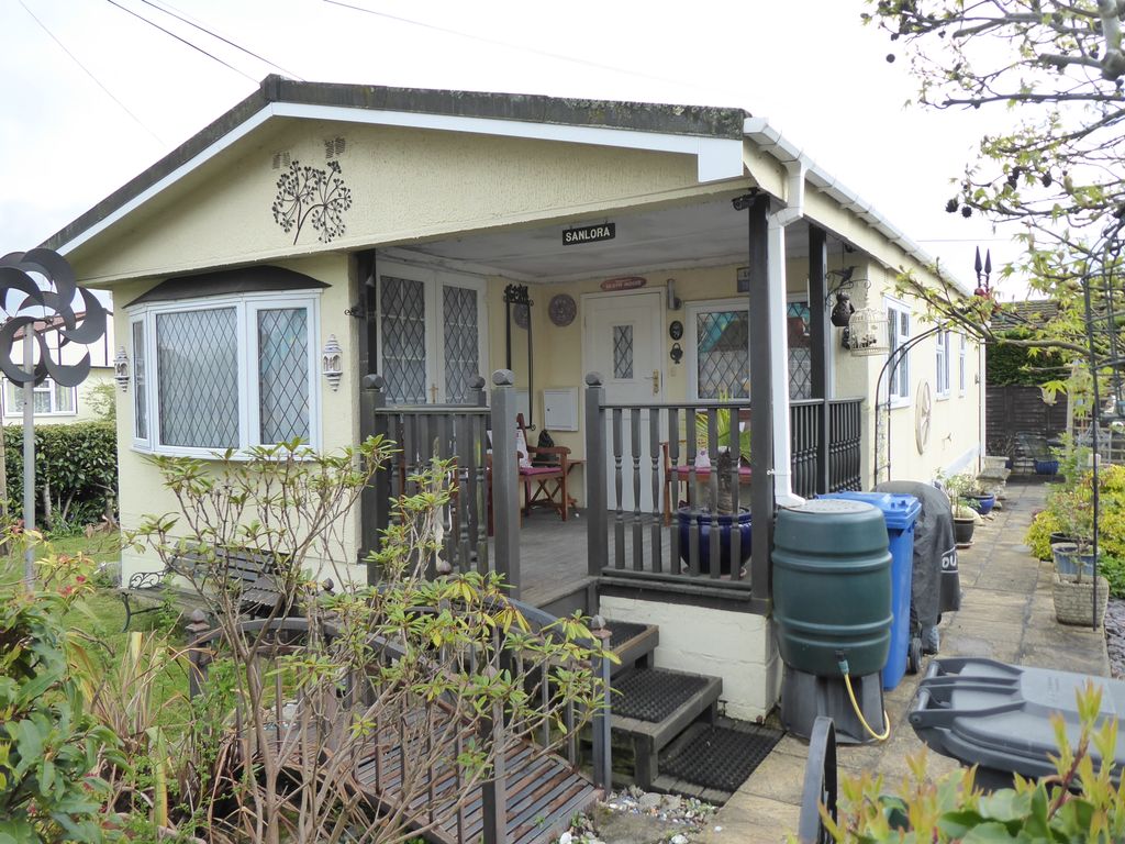 2 bed mobile/park home for sale in Strande Park, Cookham, Maidenhead