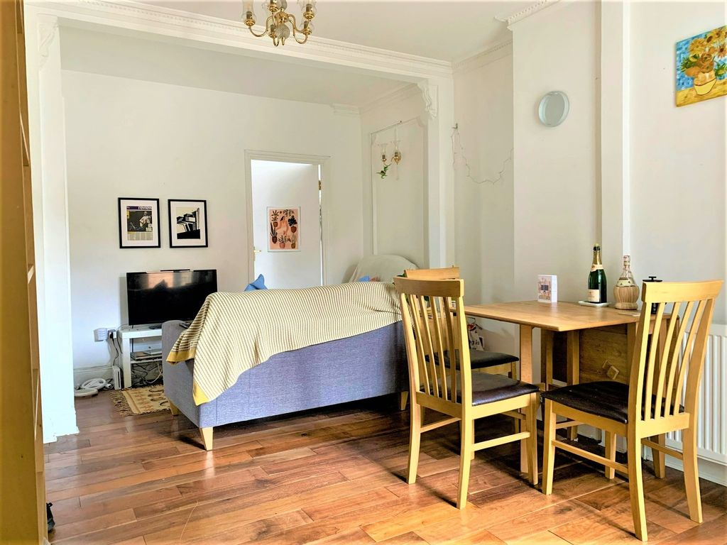 2 bed flat to rent in Highgate Hill, London N19, £1,800 pcm Zoopla