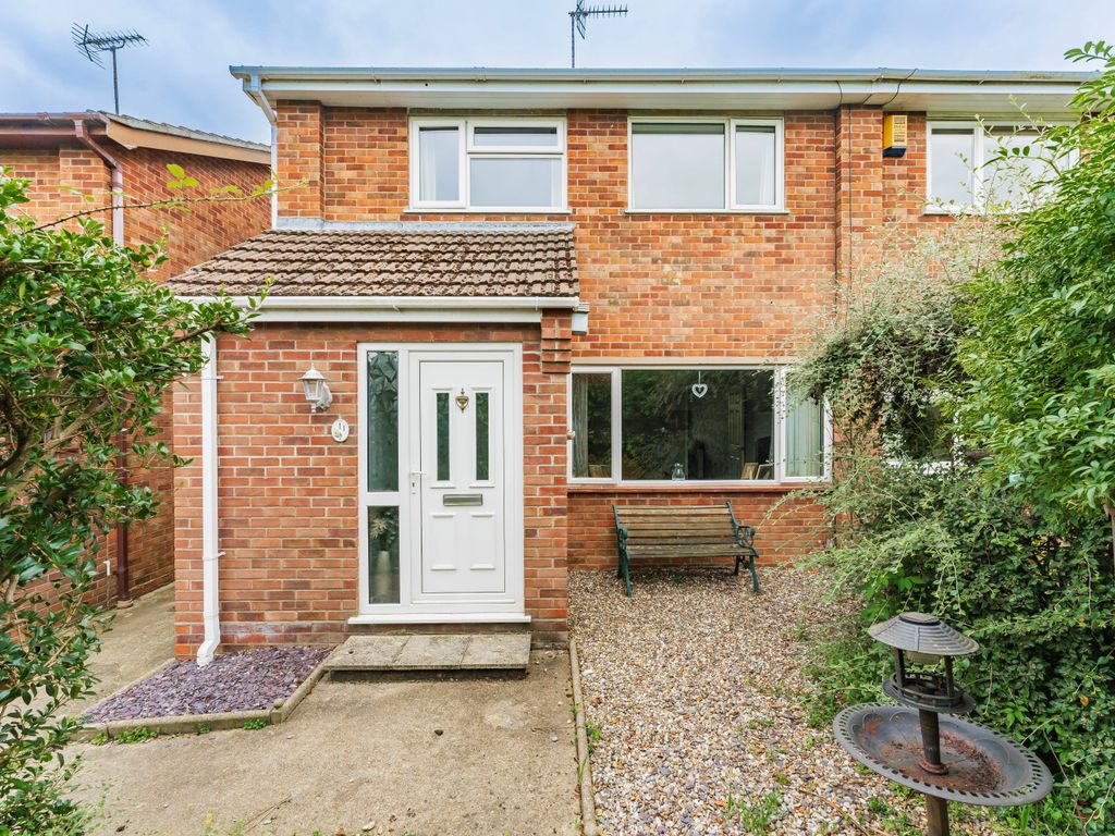 3 bed semidetached house for sale in Darsham Vale, Lowestoft NR32, £