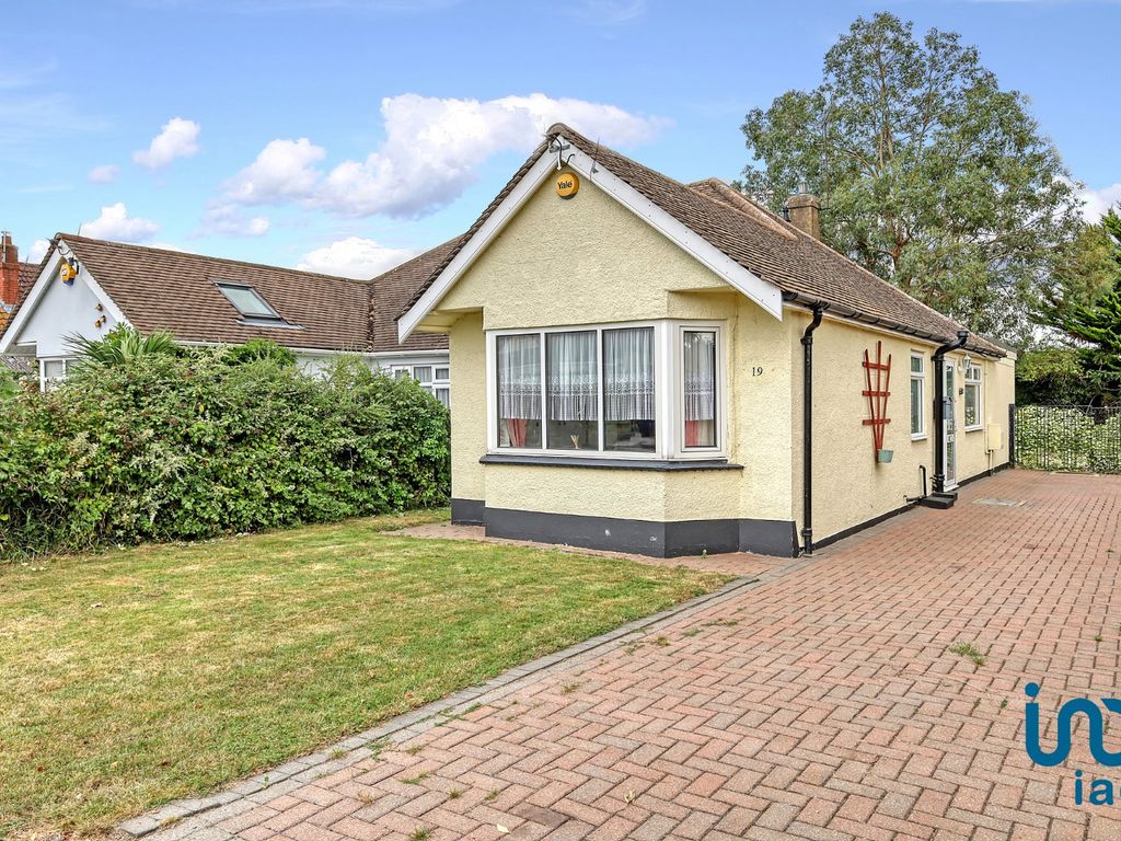 2 bed bungalow for sale in Hengist Gardens, Wickford SS11, £350,000