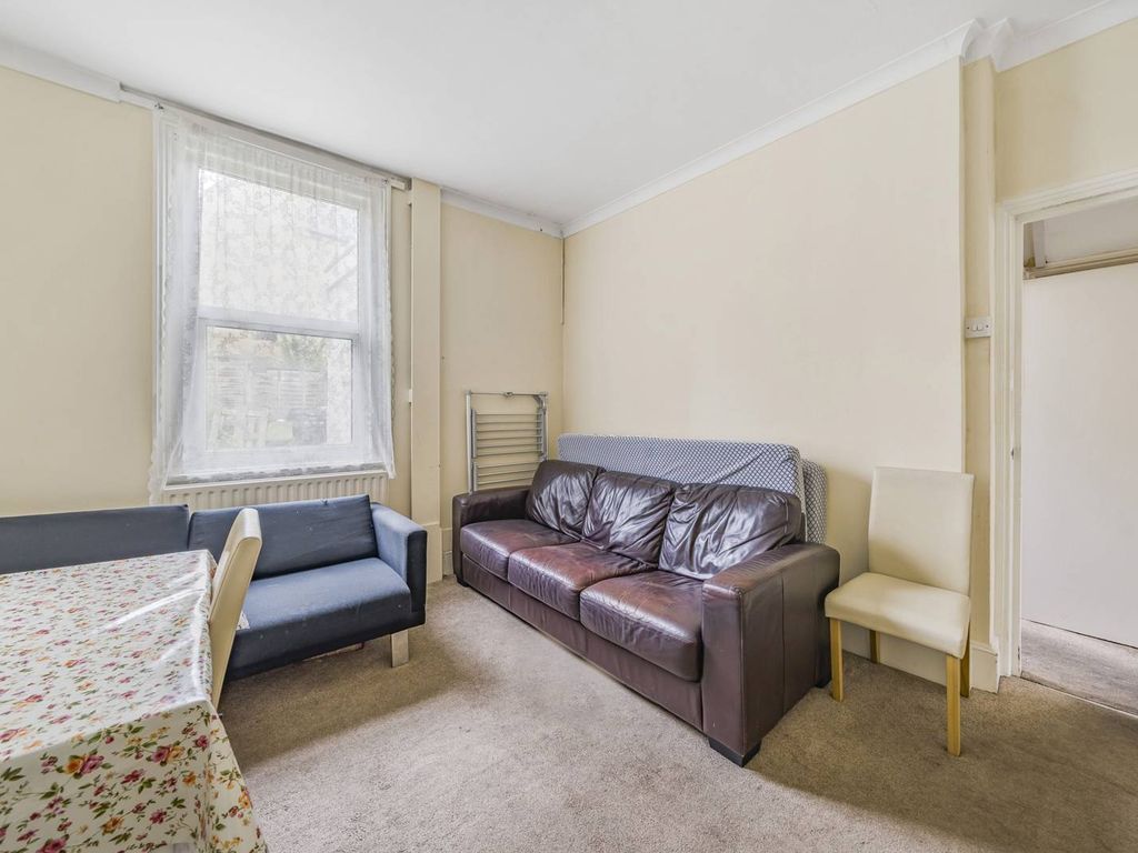 3 bed semi-detached house to rent in Abbey Road, Croydon CR0, £2,000
