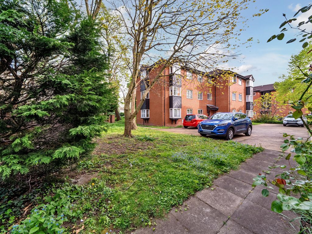 2 bed flat for sale in Chatsworth Place, Mitcham CR4, £150,000 Zoopla