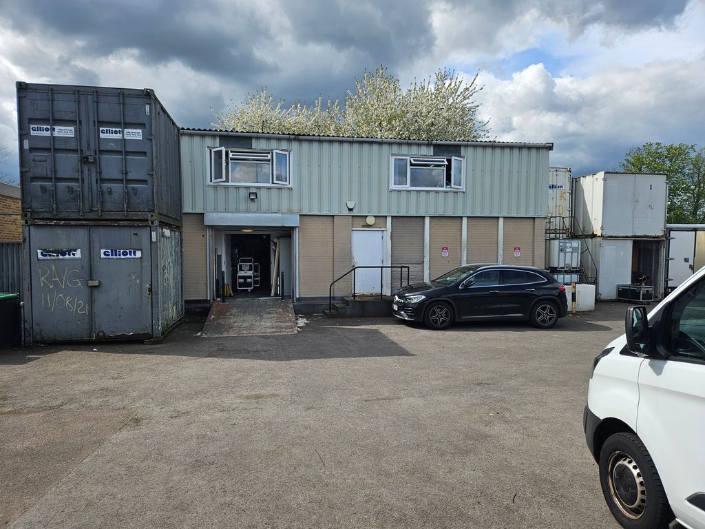 Leisure/hospitality to let in Aldenham Road, Bushey WD23, £36,000 pa