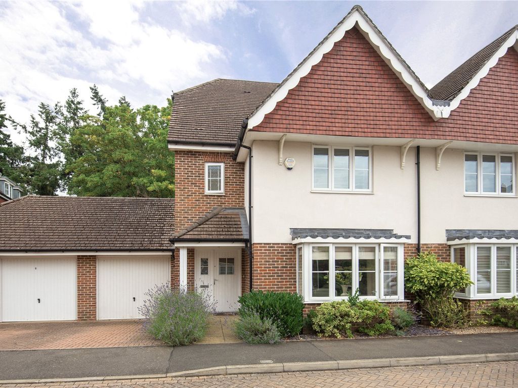 4 bed end terrace house for sale in Hedgerley Lane, Gerrards Cross