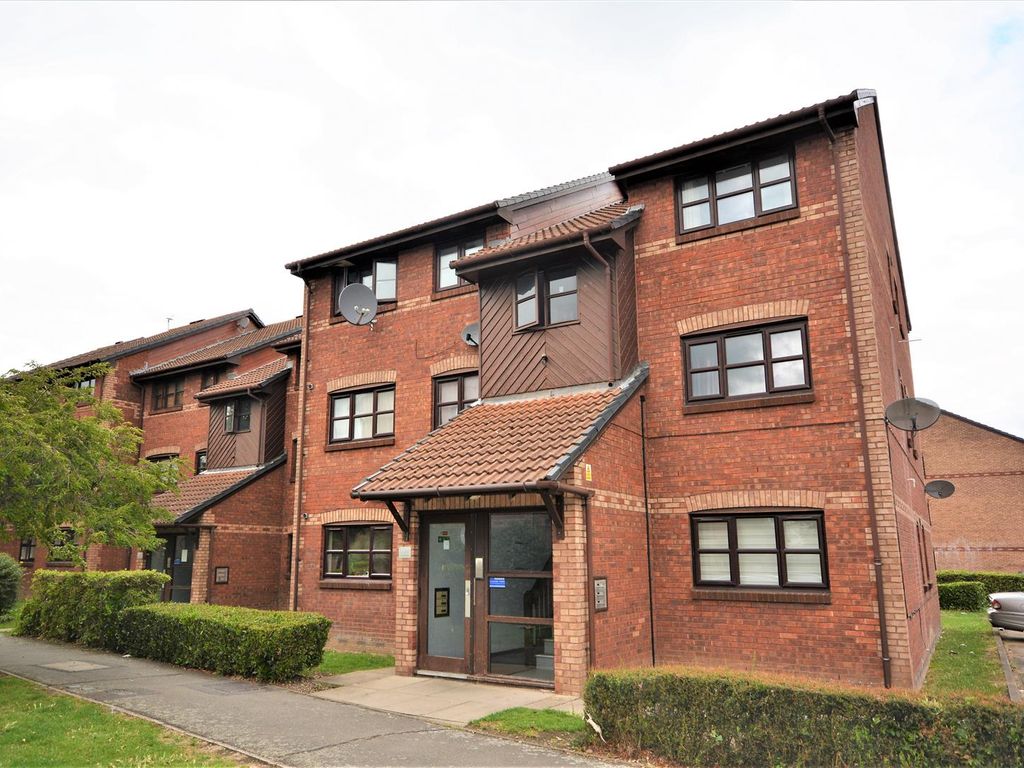 2 bed flat to rent in Lowry Crescent, Mitcham CR4, £1,600 pcm Zoopla
