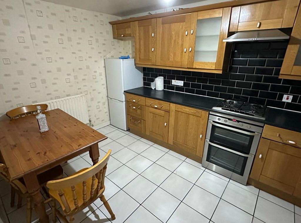 3 bed terraced house to rent in Old Manor Road, Southall UB2, £2,300