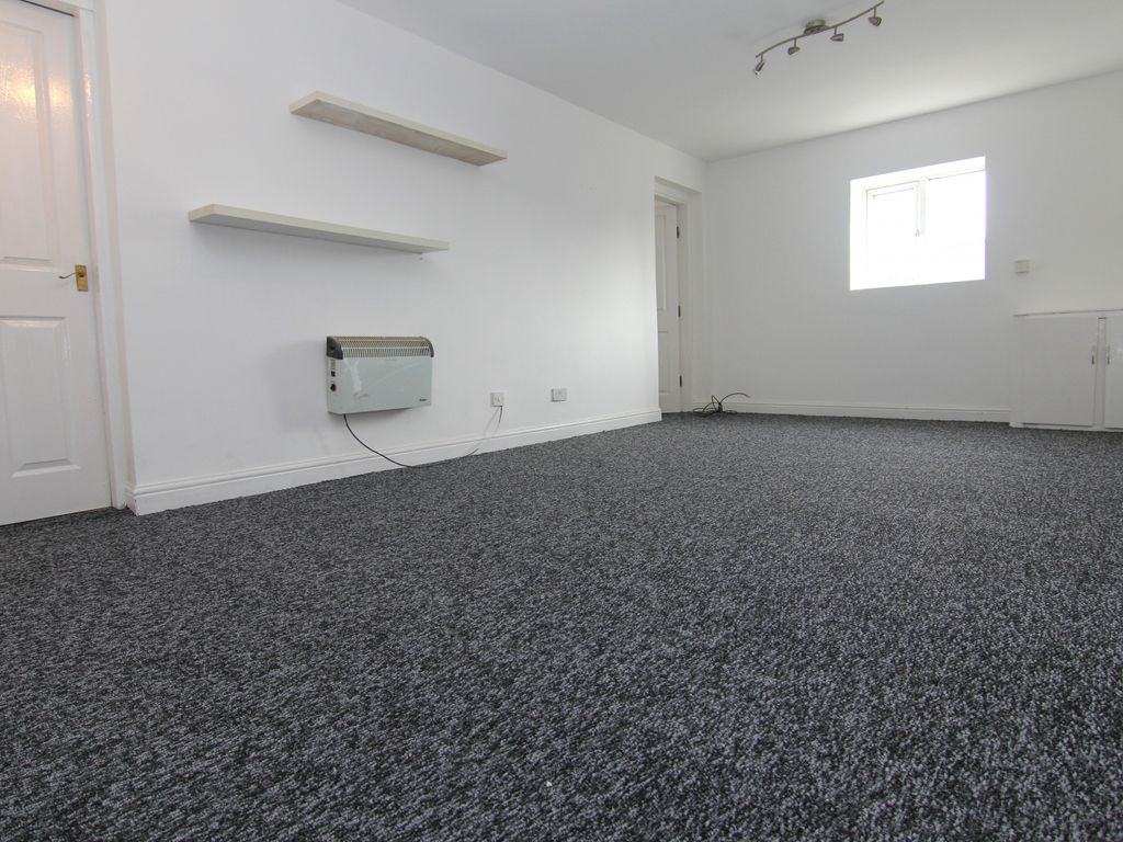 2 bed flat to rent in North Road, Droylsden, Manchester M43, £795 pcm