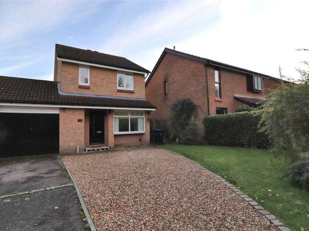 3 bed linkdetached house for sale in Goldsworth Park, Woking, Surrey
